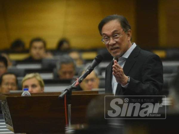 Datuk Seri Anwar Ibrahim ketika berucap pada Simposium Ekonomi Malaysia bertajuk Ekonomi Malaysia: Kini dan Masa Hadapan di Parlimen di sini hari ini. - Foto SHARIFUDIN ABDUL RAHIM