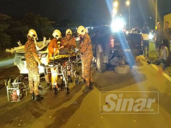 Anggota bomba membantu mangsa dalam kejadian awal pagi tadi.