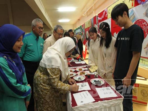 Fuziah merasmikan program Global Village Anjuran AIESEC Universiti Malaysia Pahang (UMP) di Dewan UMP Holding hari ini.