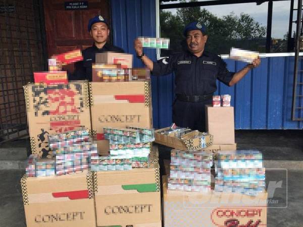 Rokok yang dirampas Polis Marin dibawa ke balai polis Kuala Kedah.