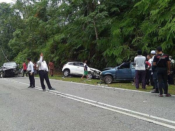 Kemalangan maut babitkan tiga kenderaan di KM29 Jalan Jeli- Dabong berhampiran Kubur Datu di sini semalam. - Foto ihsan pembaca