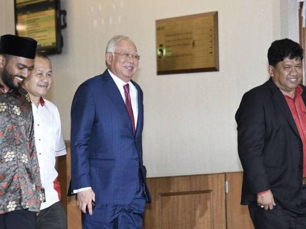 Bekas Perdana Menteri Datuk Seri Najib Tun Razak keluar dari Mahkamah Tinggi selepas prosiding perbicaraan membabitkan dana SRC International disambung Isnin depan. Najib, 66, menghadapi tiga tuduhan pecah amanah jenayah, satu pertuduhan menyalahgunakan kedudukan dan tiga pertuduhan melakukan pengubahan wang haram membabitkan dana SRC International berjumlah RM42 juta. -Foto Bernama