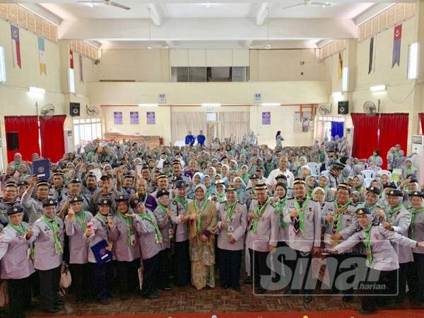 Peserta perkhemahan bergambar kenangan selepas menerima sijil pengiktirafan masing-masing di Kem Kijang.