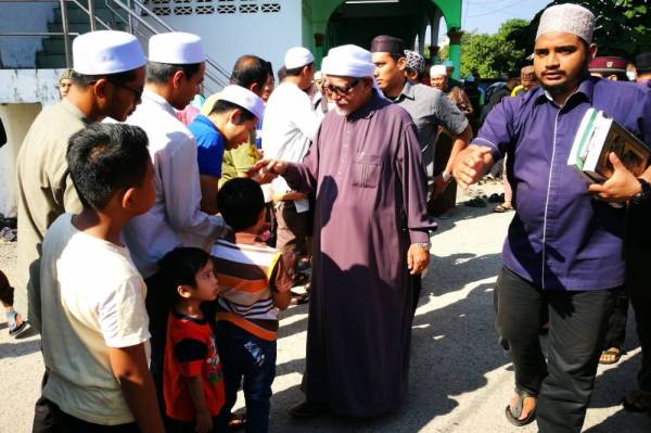 Abdul Hadi menemui orang ramai selepas berakhirnya Kuliah Dhuha di Masjid Rusila hari ini.