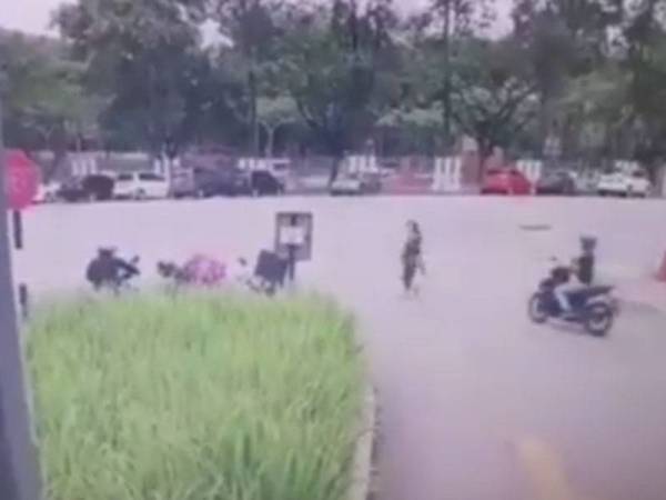 Rakaman kamera litar tertutup (CCTV) menunjukkan mangsa diragut suspek di hadapan sebuah kondominium di Bandar Sri Permaisuri, Kuala Lumpur, kelmarin.