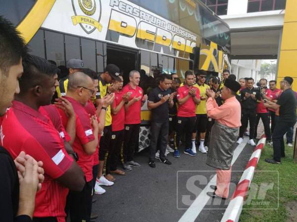 Skuad Perak membaca doa sebelum bertolak hari ini.