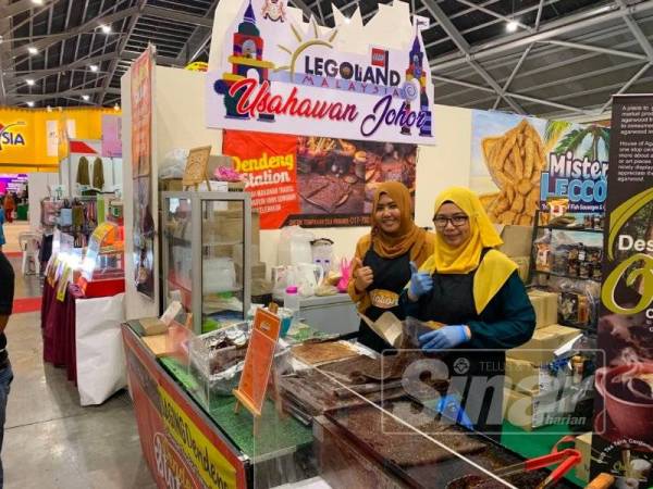 Maisarah (kiri) ketika ditemui di gerai jualannya di Ekspo Malaysia Fest 2019 di Ekspo Singapura, Changi, Singapura, hari ini.