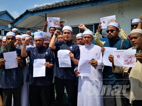 Ahmad Faisal bersama pimpinan Pemuda Pas negeri di hadapan IPD Ipoh selepas membuat laporan polis berhubung isu berkenaan.