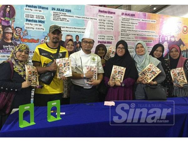 Chef Reezlin bersama peminat yang hadir menyaksikan demonstrasi memasak sempena Pesta Buku Kedah 2019.