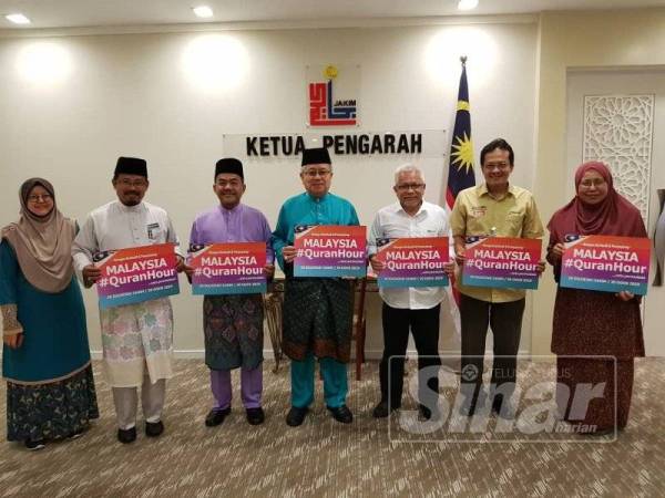 Mohamad Nordin (tengah) menerima delegasi YWUI yang diketuai Hussamuddin (tiga dari kanan) di Pejabat Ketua Pengarah JAKIM, Putrajaya.