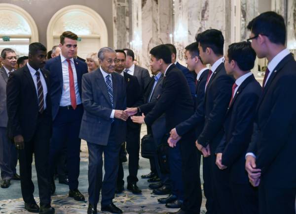 Dr Mahathir disambut pelajar-pelajar Malaysia di Turki sebaik menghadiri majlis jamuan teh dengan diaspora Malaysia di Hotel Shangri-La Bosphorus hari ini. -Foto Bernama