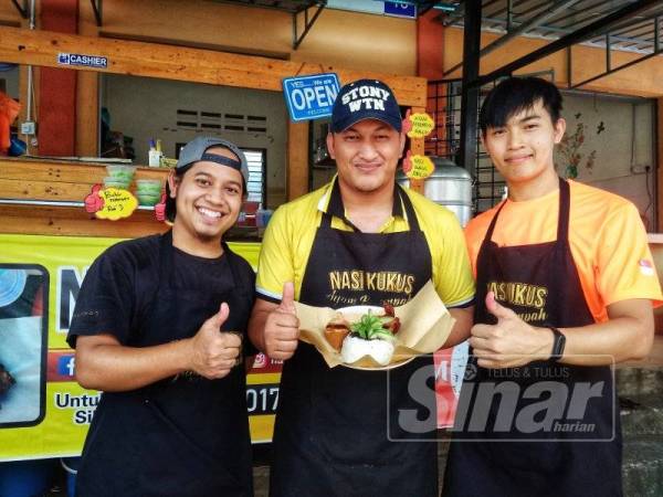 Azim (tengah) bersama sebahagian pekerja di gerai nasi kukus ayam berempah miliknya.