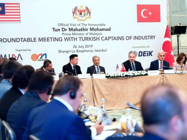 Tun Dr Mahathir Mohamad menghadiri perbincangan meja bulat bersama peneraju industri melibatkan kira-kira 35 syarikat utama Turki di Hotel Shangri-La Bosphorus. - FOTO BERNAMA