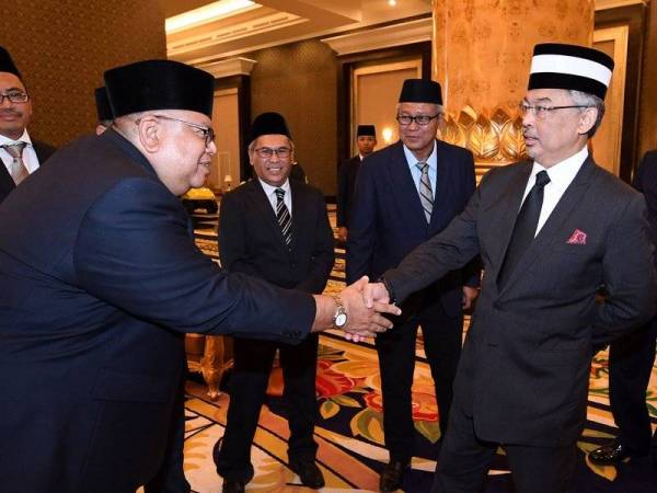 Yang di-Pertuan Agong Al-Sultan Abdullah Ri’ayatuddin Al-Mustafa Billah Shah berkenan bersalaman dengan Timbalan Ketua Pengarang Perkhidmatan Berita Antarabangsa, Pertubuhan Berita Nasional Malaysia (Bernama) Ahmad Fuad Yahya pada satu sesi temuramah khas bersama baginda di Istana Negara. Foto: Bernama