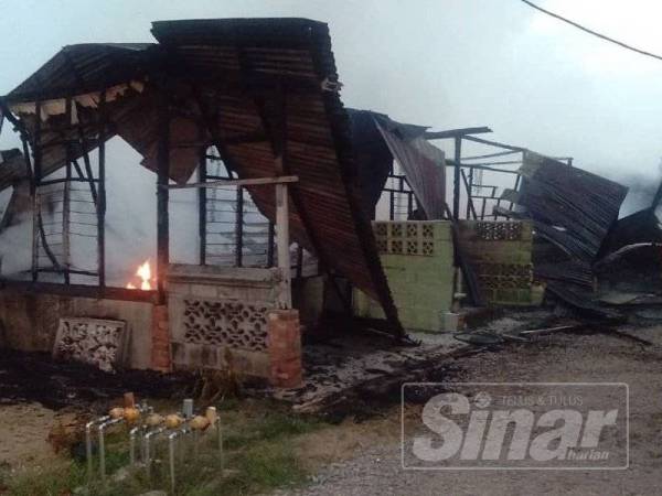 Keadaan sebahagian 10 rumah yang musnah dalam kejadian kebakaran pagi tadi.