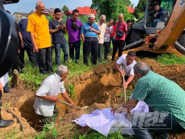 Kerja menggali kedua-dua kubur berusia lebih 180 tahun berjalan lancar.