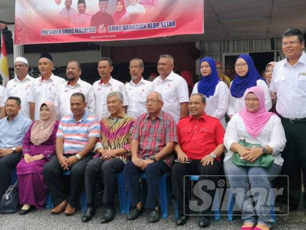 Ahmad Zahid (empat, kanan, barisan depan) bergambar bersama barisan kepimpinan UMNO bahagian Alor Setar.