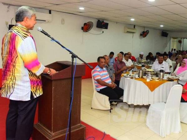 Ahmad Zahid ketika berucap pada program santai barisan kepimpinan UMNO bahagian Alor Setar di Dewan RC hari ini.