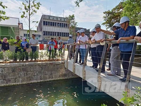 Kon Yeow (tengah) melawat tapak pembangunan Pasar Prangin di Tapak Sia Boey hari ini.