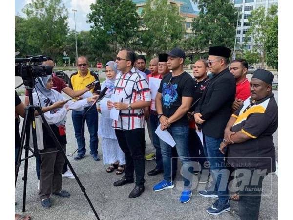 Mohd Rafiq yang mewakili Bersatu Melaka bersama sayap Srikandi dan Armada membuat laporan di Balai Polis Taman Tasik Utama MITC, Ayer Keroh hari ini.