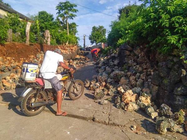 Salah seorang penduduk melihat kesan kemusnahan akibat gempa bumi. - Foto Manila Bulletin