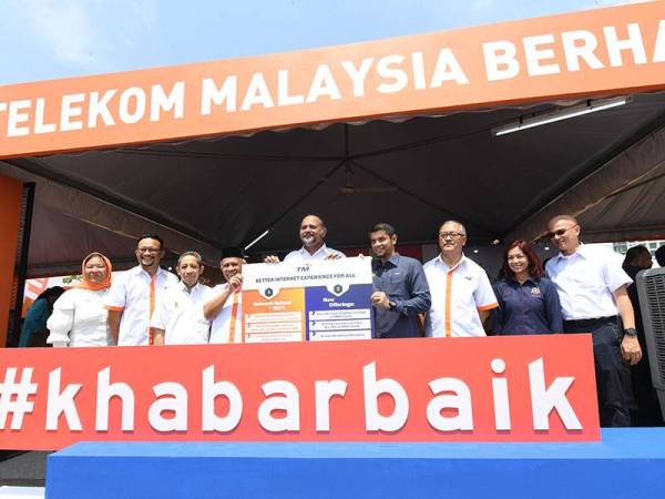 Menteri Komunikasi dan Multimedia Gobind Singh Deo (tiga, kanan) menerima Pelan 'Better Internet' daripada Pengerusi TM Rosli Man (empat, kiri) pada majlis perasmian Kembara Digital Malaysia 2019 di Bulatan Sultan Azlan Shah, Meru hari ini. - Foto BERNAMA