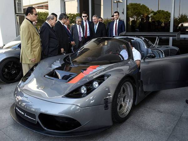 Perdana Menteri Tun Dr Mahathir Mohamad (empat, kanan) melihat kereta berkuasa tinggi keluaran Syarikat Onuk di akhir lawatan rasmi beliau ke Turki di Lapangan Terbang Antarabangsa Istanbul Sabiha Gokcen hari ini. - Foto BERNAMA