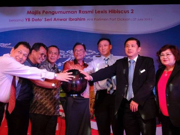 Aminuddin (tiga dari kiri) dan Anwar (tengah) semasa merasmikan pengumuman projek Lexis Hibiscus 2 di Port Dickson malam tadi.