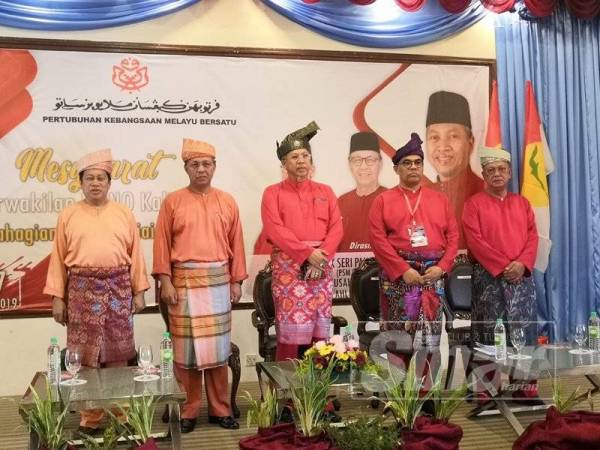 Annuar ( tengah ) merasmikan Persidangan Perwakilan UMNO Bahagian Tanjung Piai di Kukup Golf Resort Pontian di sini, semalam.