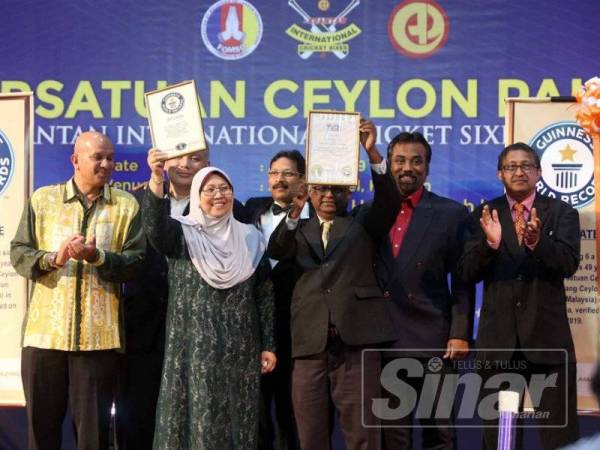 V Gunendren (tiga, kanan) bersama Fuziah (dua, kiri) menunjukan plak Guinness World Record sebagai simbolik sempena Kejohanan Kriket 6 Sebelah Antarabangsa Kuantan CA kali ke-50 di Hotel Zenith di sini, malam tadi.