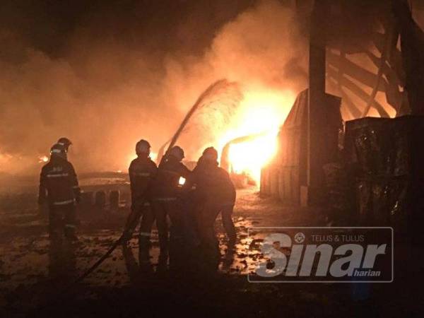 Anggota bomba sedang berusaha memadam kebakaran.