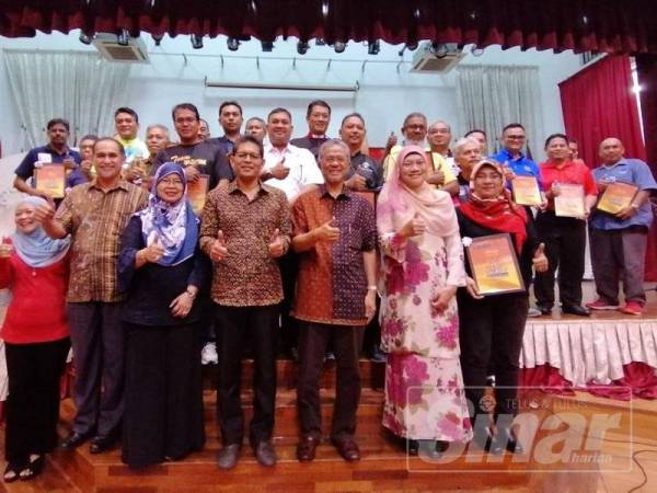 Kamarudin (depan, tiga kanan) bergambar bersama penganjur selepas majlis perasmian program tersebut.