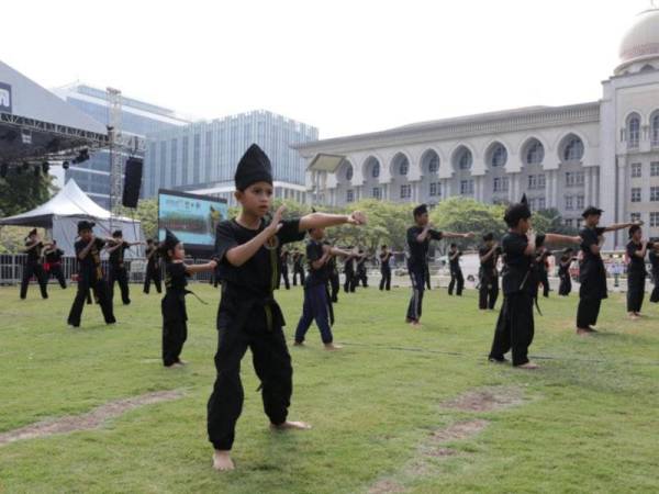 Persembahan silat Hang Tuah oleh ahli-ahli Persatuan Seni Silat Hang Tuah sempena Festival Kesenian dan Kebudayaan Islam Antarabangsa Putrajaya (PIIACUF) 2019 di perkarangan Kompleks Perbadanan Putrajaya (PPj) hari ini. -Foto Faris Azmi (Perbadanan Putrajaya)