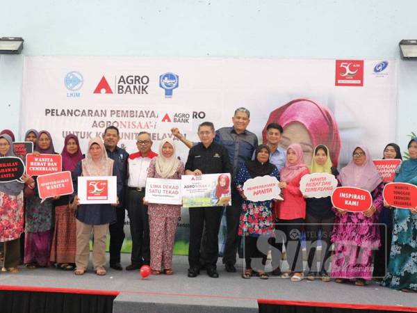 Salahuddin bersama isteri-isteri nelayan yang mendaftar dalam Program Pembiayaan Mikro Agro Nisaa-i. 