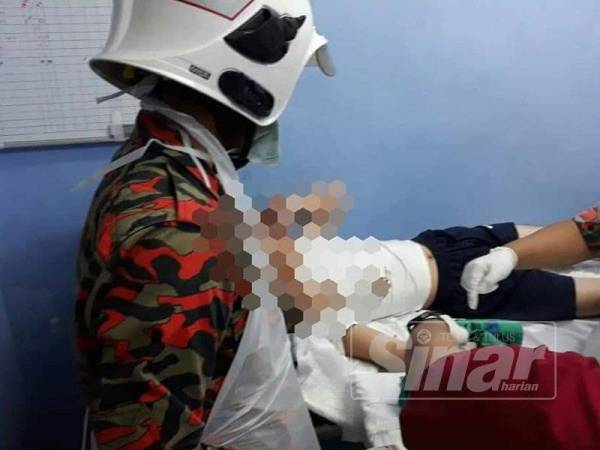 Anggota bomba dan penyelamat melakukan kerja-kerja membantu mengeluarkan jari mangsa yang tersepit pada mesin pengisar daging.