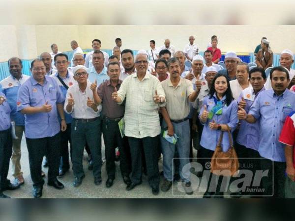 Mahfuz (tengah) bersama sebahagian pemandu teksi yang hadir program libat urus yang diadakan di pejabat Perkeso Kedah hari ini.