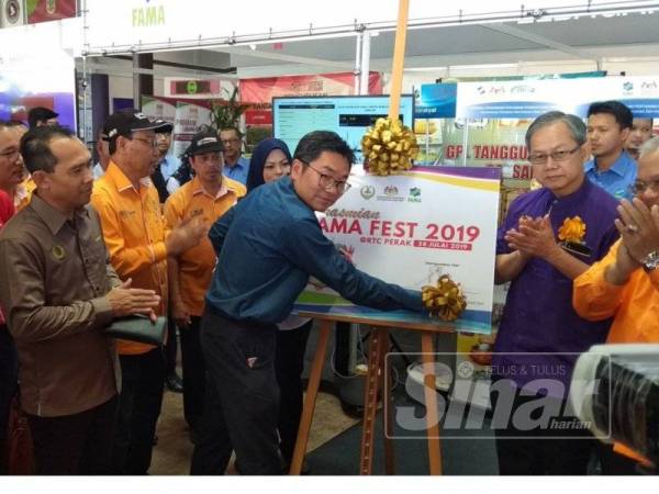 Tzen Tzin menandatangani plak perasmian sebagai gimik perasmian FAMA Fest 2019 di RTC Gopeng hari ini.