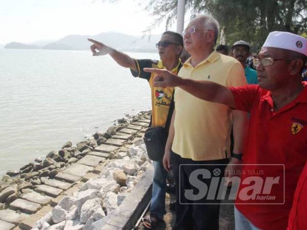 Najib meninjau tapak cadangan projek tambak laut itu di Permatang Damar Laut, Teluk Kumbar tadi.