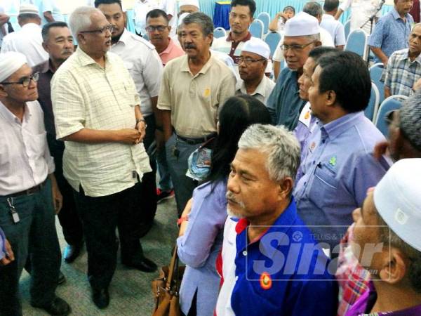 Mahfuz (dua dari kiri) beramah mesra bersama sebahagian pemandu teksi yang hadir program libat urus di Wisma Perkeso Kedah hari ini.