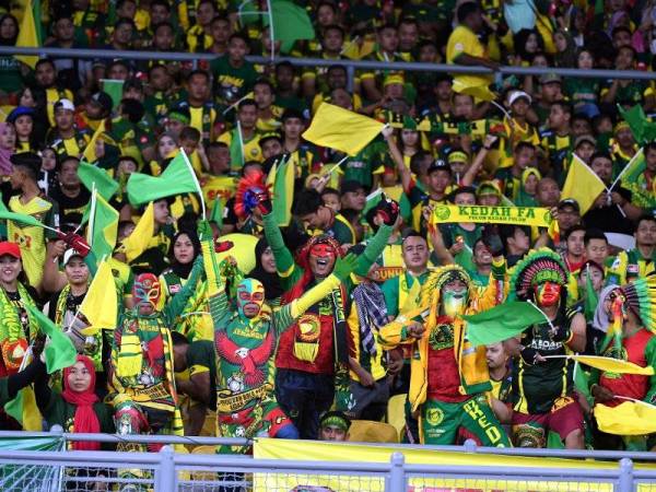 Antara gelagat penyokong Kedah di Stadium Nasional, Bukit Jalil. - Foto Bernama