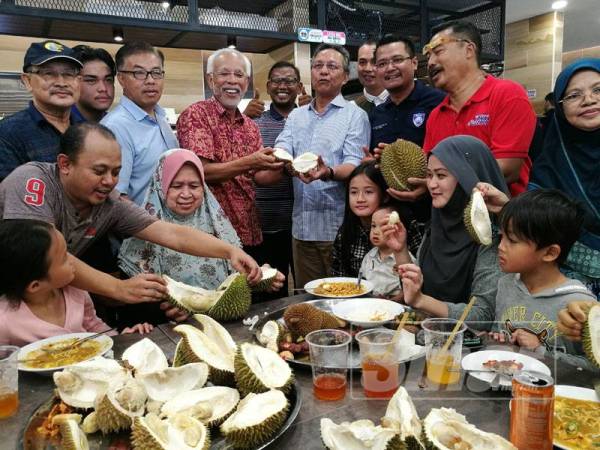 Hasni meraikan sebahagian tetamu yang hadir pada program Kenduri Durian anjuran Zainal's Place hari ini.