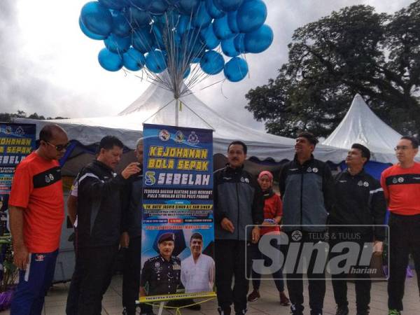 Jasvir Singh (tiga dari kanan) bersama Yusri (empat dari kanan) menyempurnakan simbolik perasmian kejohanan hari ini.