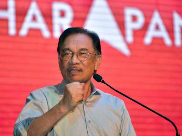 Reaksi Anwar ketika menyampaikan ucapan pada Majlis Makan Malam 'Harapan Sarawak Baru' malam ini.  -Foto Bernama