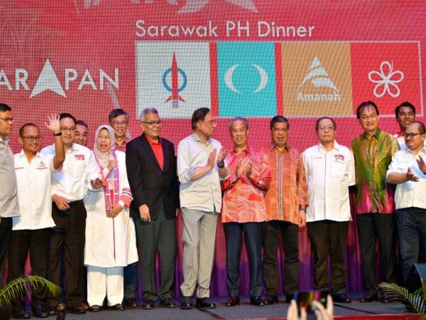 Ketua Umum Pakatan Harapan (PH) Datuk Seri Anwar Ibrahim bersama barisan pemimpin parti komponen PH pada Majlis Makan Malam 'Harapan Sarawak Baru' malam ini. -Foto Bernama