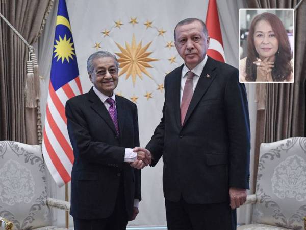 Dr Mahathir bersalaman dengan Presiden Turki, Recep Tayyip Erdogan sempena Lawatan Rasmi beliau ke Turki di Kompleks Presiden baru-baru ini. - Foto Bernama Gambar kecil: Liza