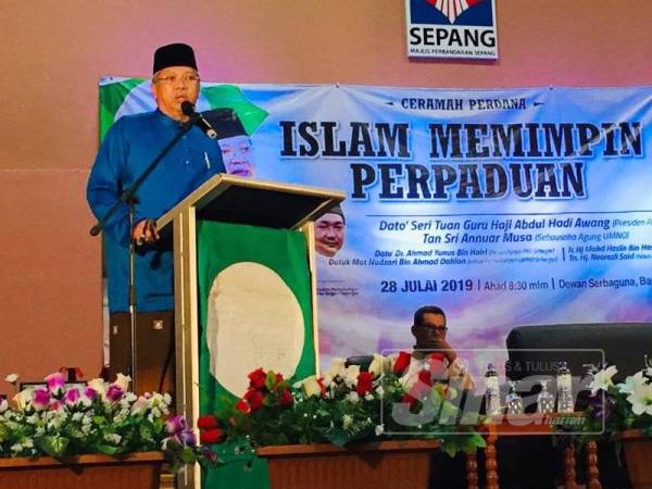 Annuar ketika menyampaikan Ceramah Perdana Islam Memimpin Perpaduan yang dihadiri kira-kira 2,000 hadirin, di sini malam tadi.