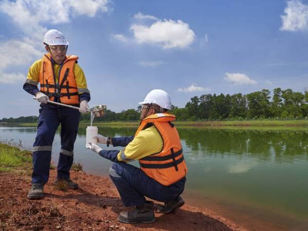 Sampel air diambil bagi memastikan tahap keselamatan di sekitar selamat.