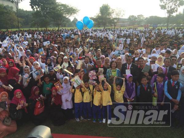 Amirudin bergambar bersama pelajar selepas merasmikan program #Myschoolgoals International Festival 2019 yang berlangsung di SMK TTDI Jaya.