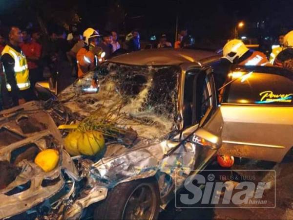 Kenderaan mangsa remuk teruk dalam kejadian awal pagi tadi.