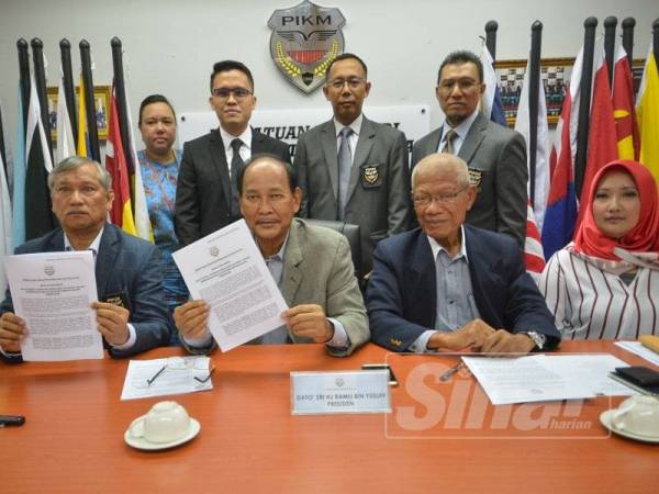 Presiden PIKM, Datuk Ramli Yusuff memegang kenyataan media bersama pimpinan tertinggi PIKM di Pejabat PIKM hari ini. - Foto: SHARIFUDIN ABDUL RAHIM